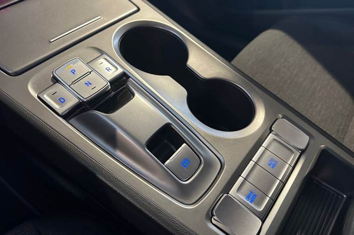 Grå Hyundai Kona fra 2021