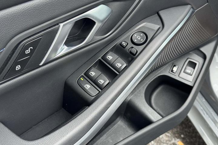 Grå BMW 320e fra 2024 set indefra