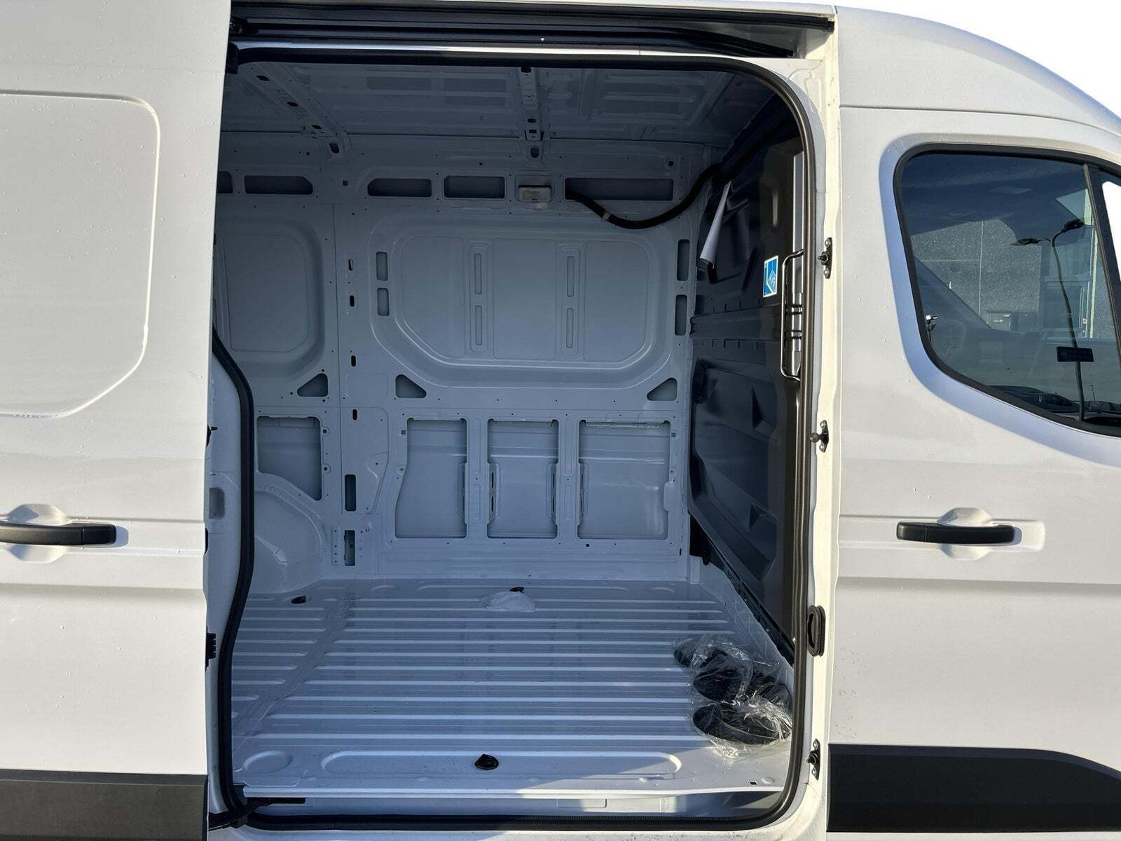 Renault Master V T33 2,0 dCi 150 L2H2 Kassevogn Tekno