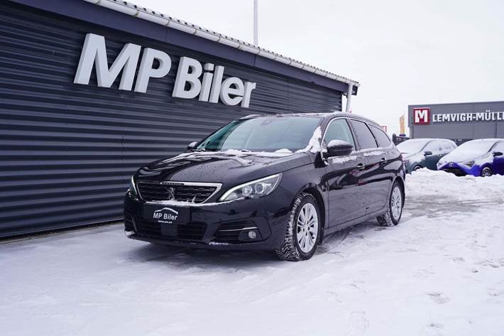 Sort Peugeot 308 fra 2020 set udefra