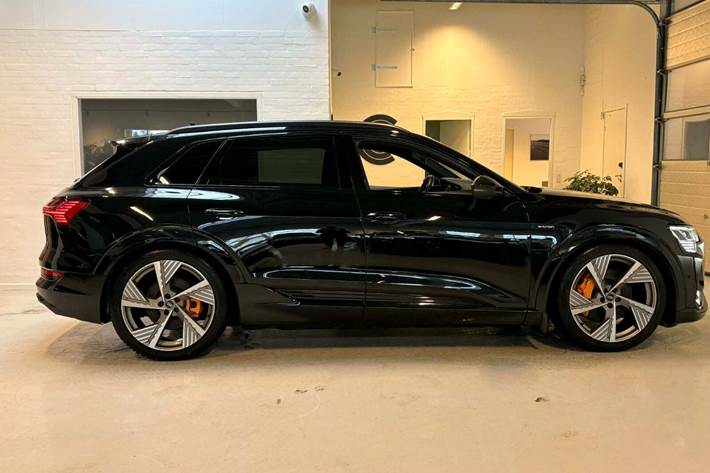 Sort Audi e-tron fra 2022