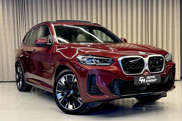 Rød BMW iX3 fra 2022 set udefra