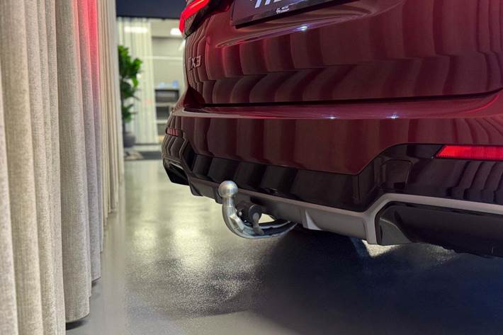 Rød BMW iX3 fra 2022