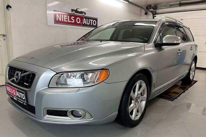Sølv Volvo V70 fra 2010 set udefra