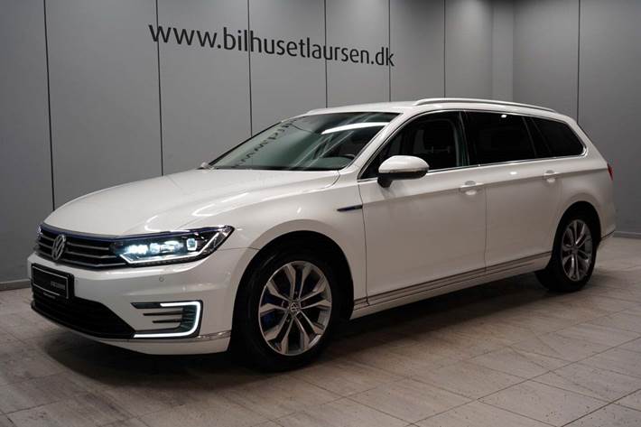 Hvid VW Passat fra 2016 set udefra
