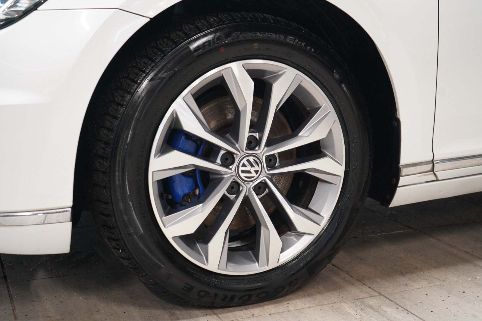 Hvid VW Passat fra 2016