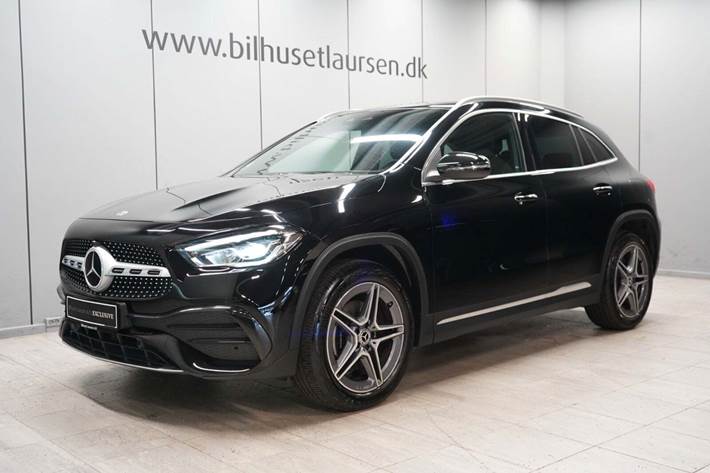 Sort Mercedes GLA250 e fra 2023 set udefra