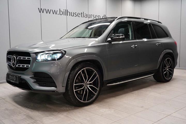 Grå Mercedes GLS400 d fra 2020 set udefra
