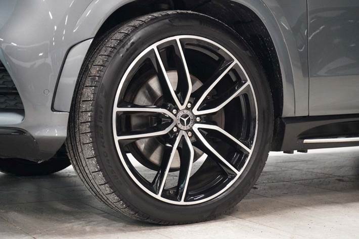 Grå Mercedes GLS400 d fra 2020