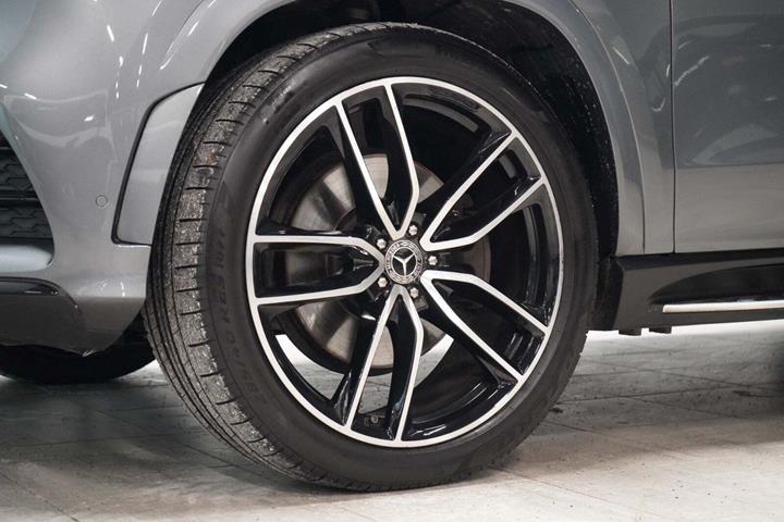 Grå Mercedes GLS400 d fra 2020
