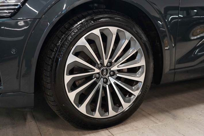 Grå Audi e-tron fra 2023