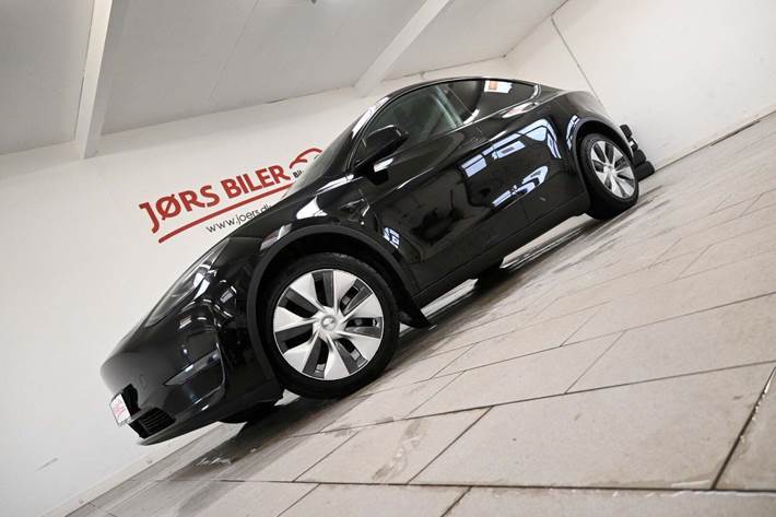 Sort Tesla Model Y fra 2022