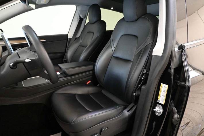 Sort Tesla Model Y fra 2022