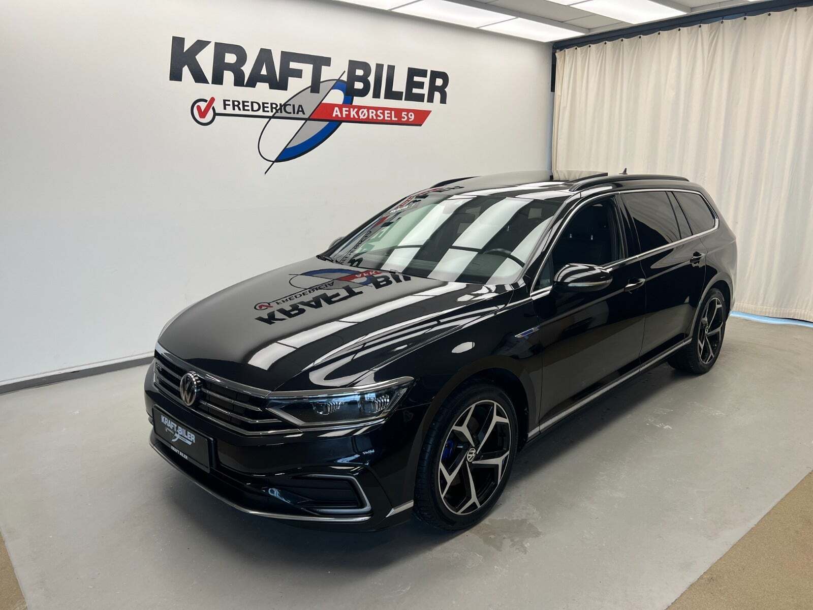 Sort VW Passat fra 2020 set udefra