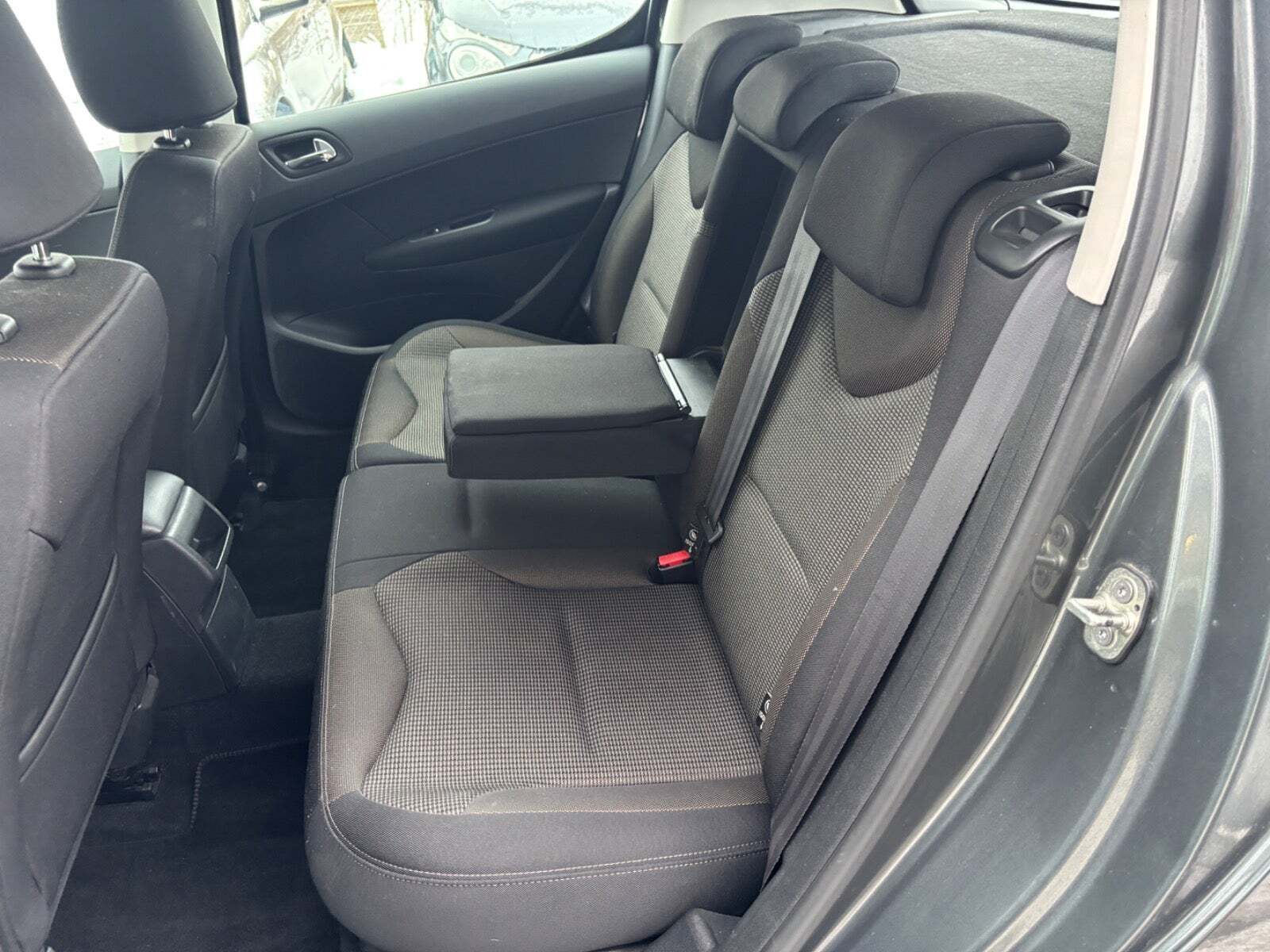 Grå Peugeot 308 fra 2013