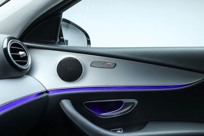 Grå Mercedes E300 e fra 2022