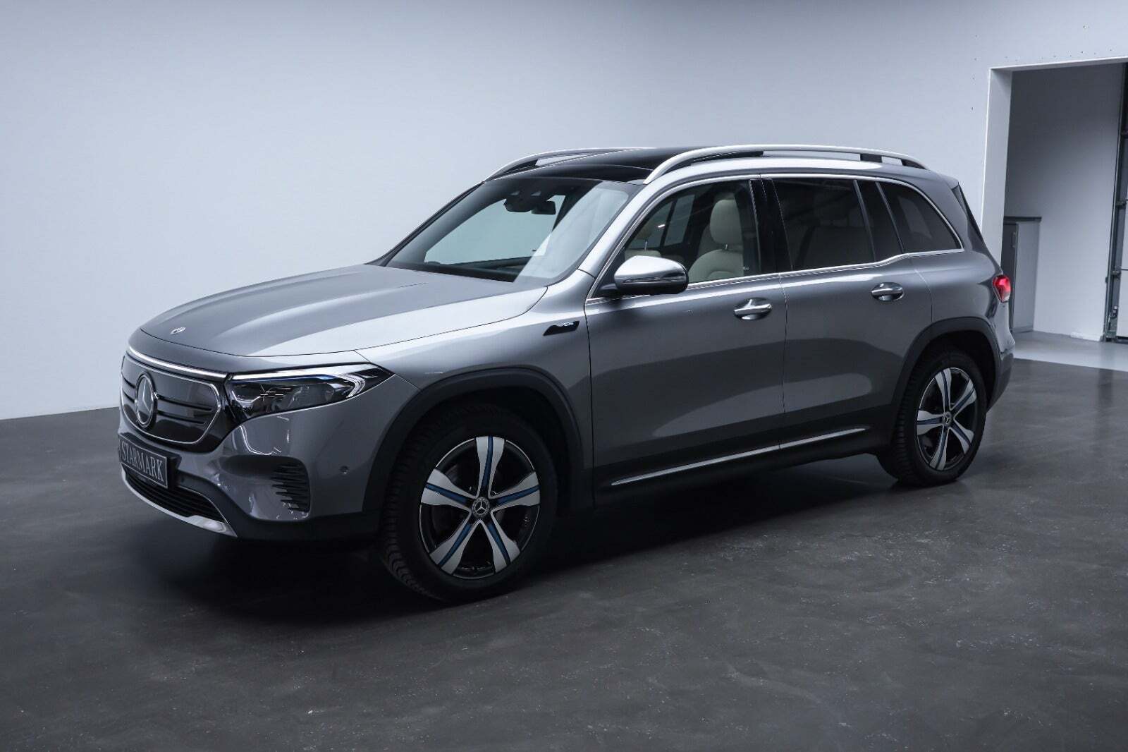 Grå Mercedes EQB350 fra 2023