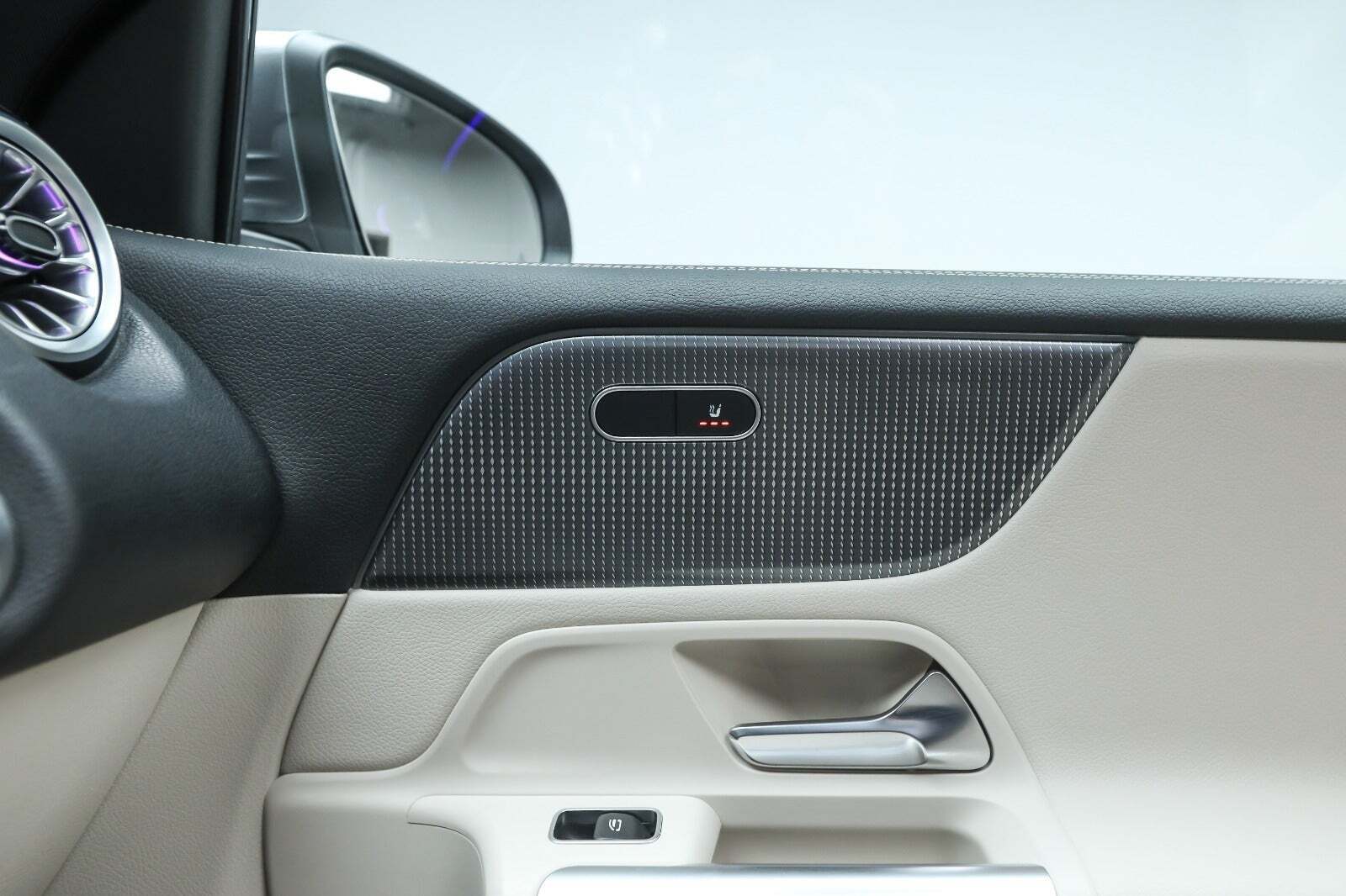 Grå Mercedes EQB350 fra 2023