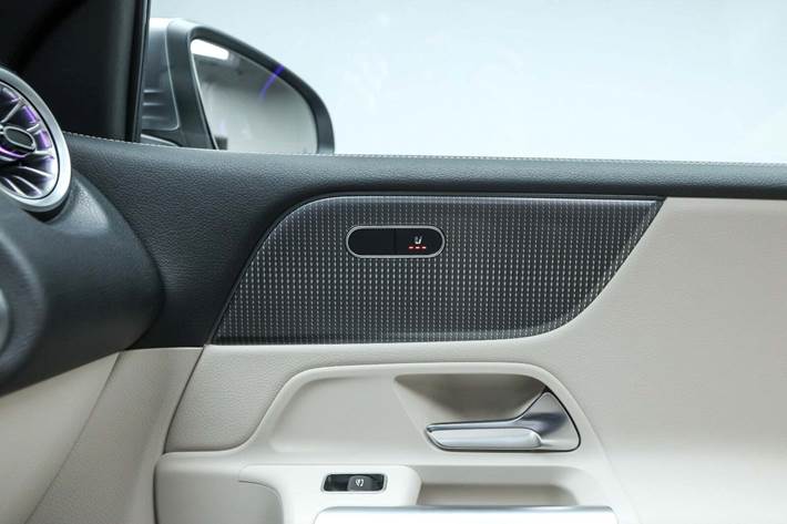 Grå Mercedes EQB350 fra 2023