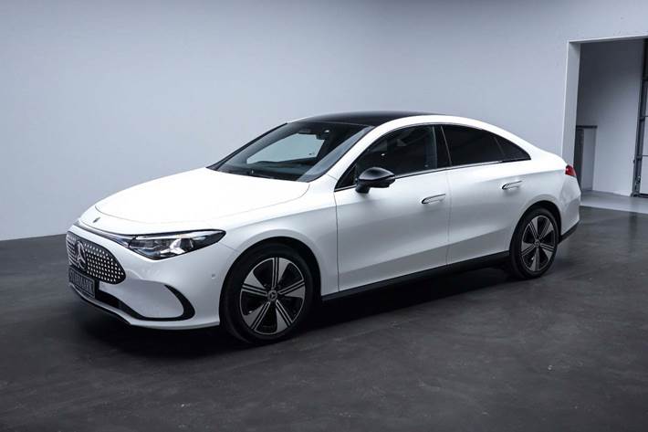 Hvid Mercedes CLA250+ fra 2025 set udefra