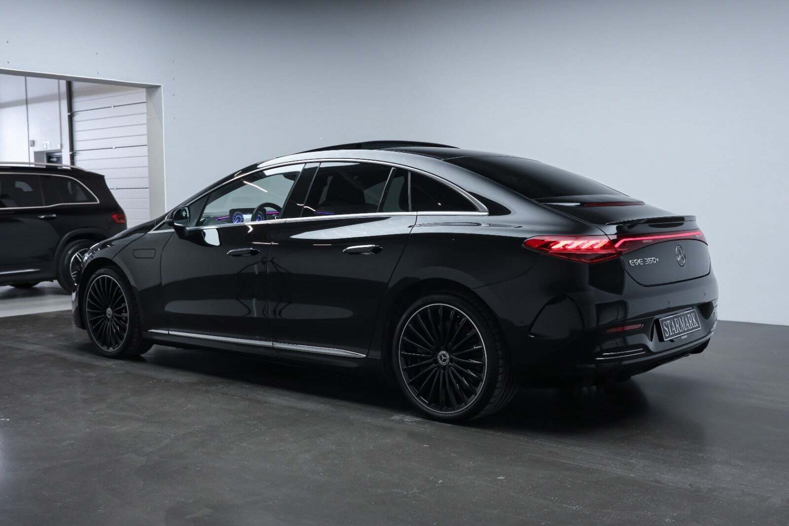 Sort Mercedes EQE350+ fra 2022
