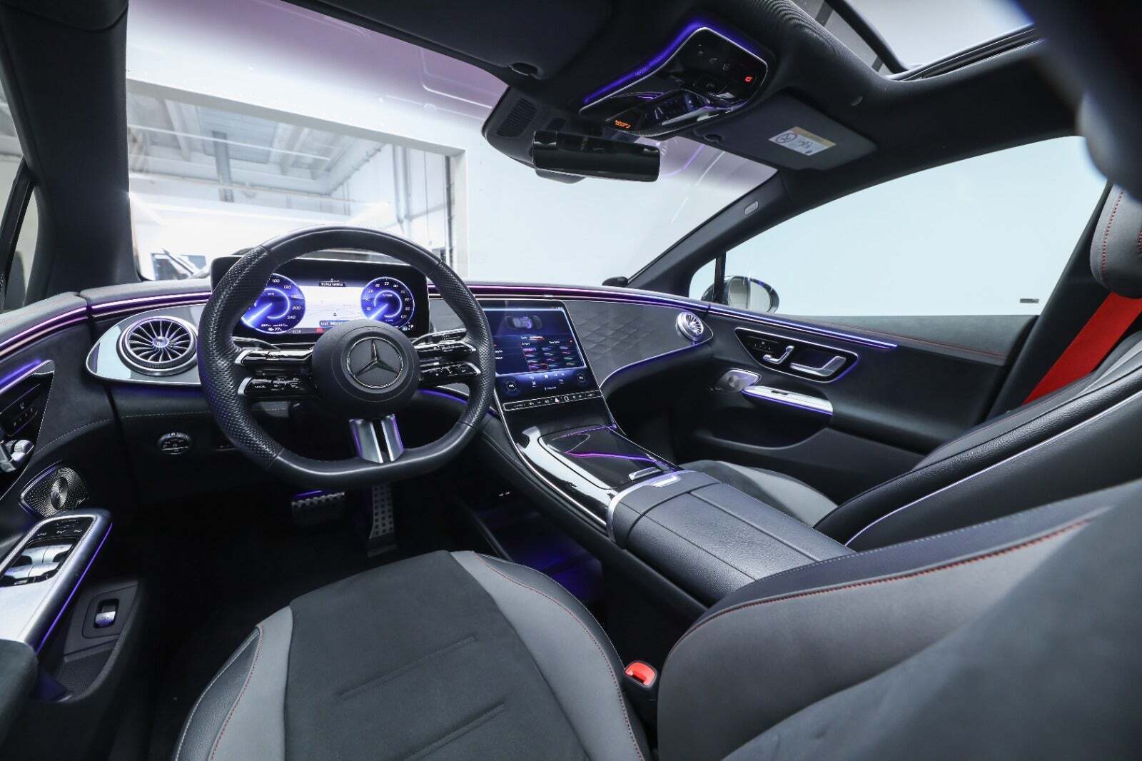 Sort Mercedes EQE350+ fra 2022