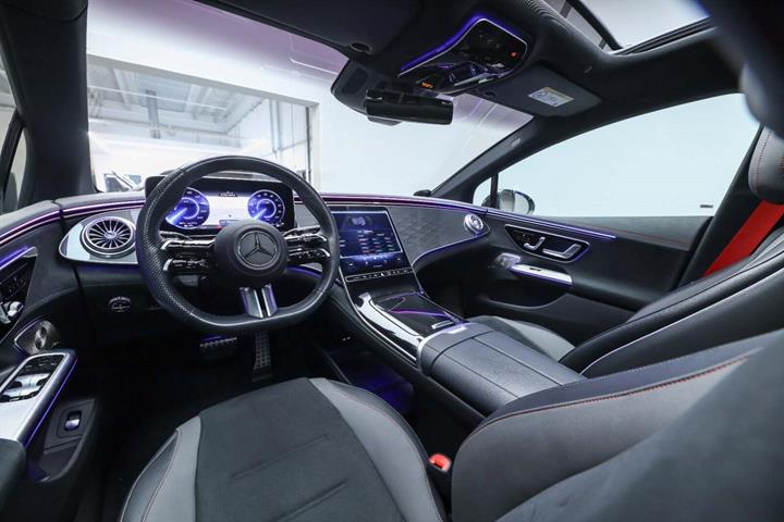 Sort Mercedes EQE350+ fra 2022