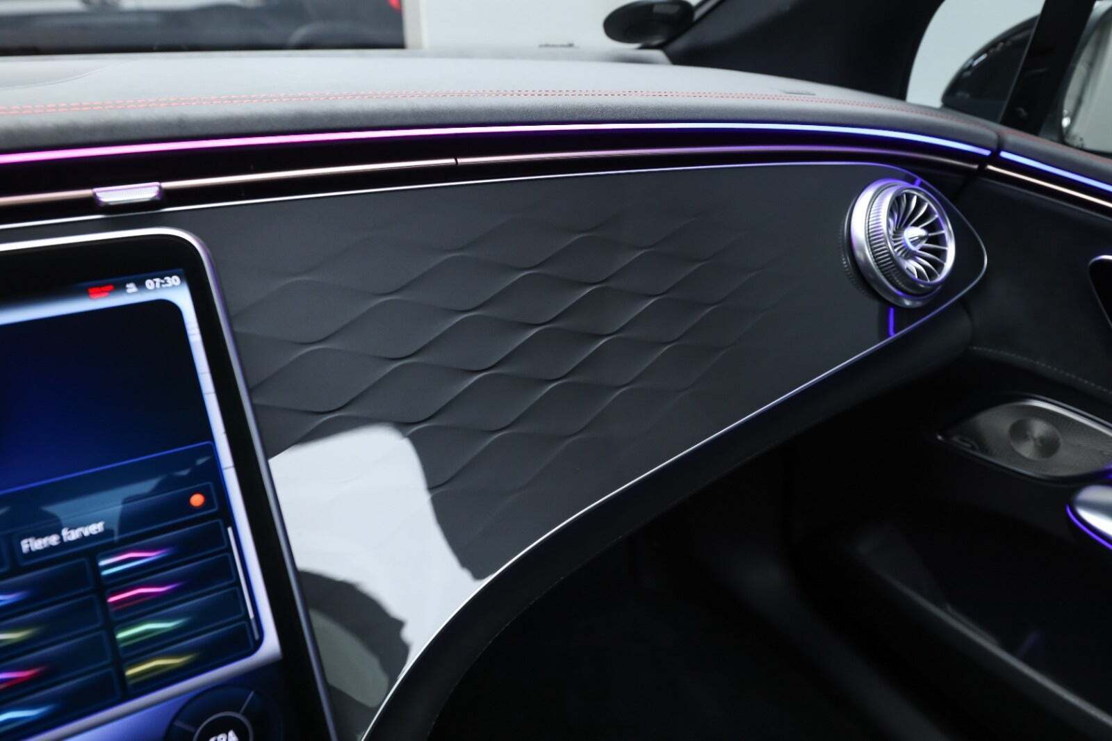 Sort Mercedes EQE350+ fra 2022