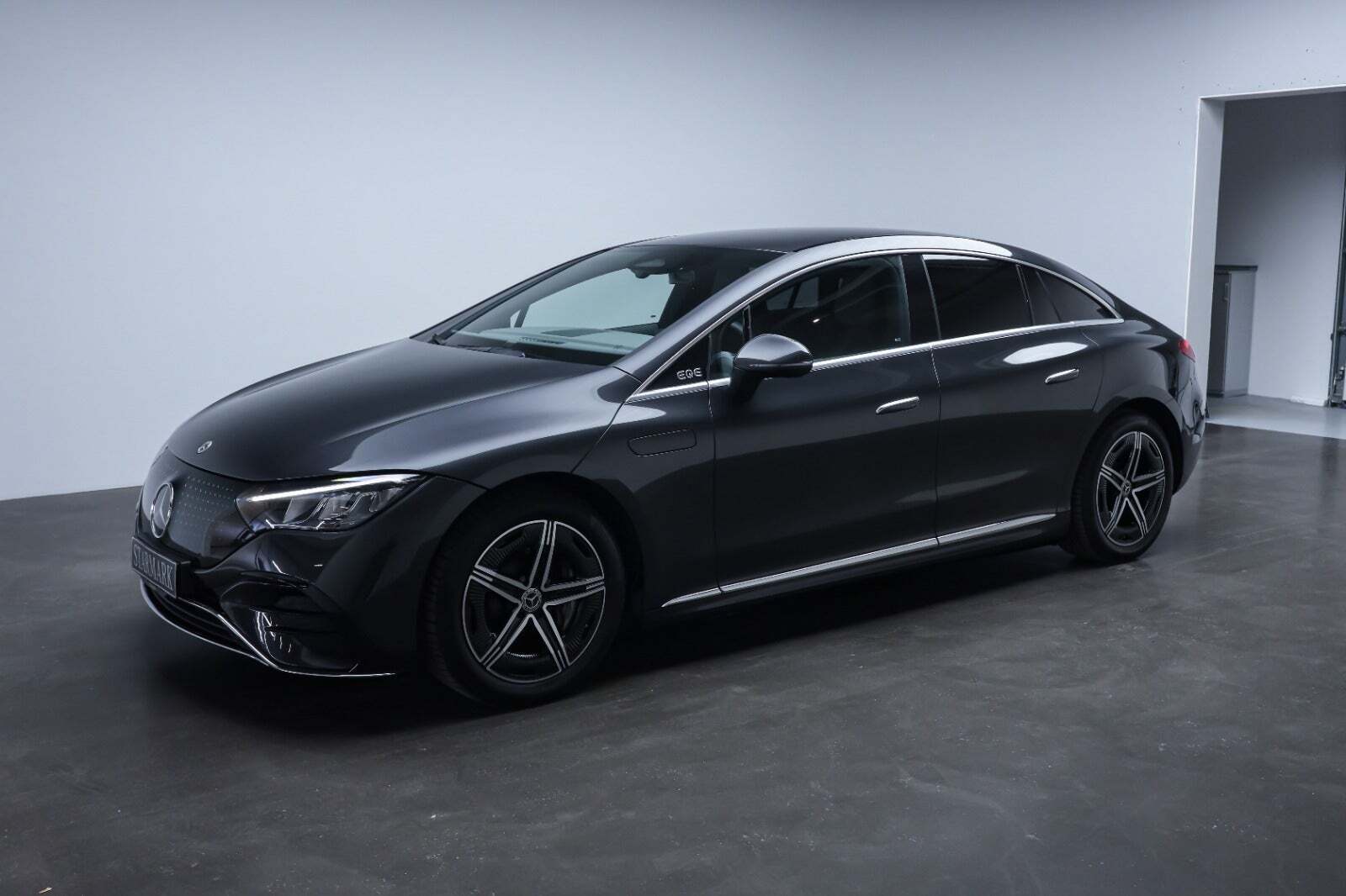 Grå Mercedes EQE350 fra 2024