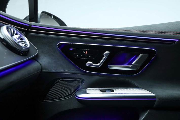 Grå Mercedes EQE350 fra 2024