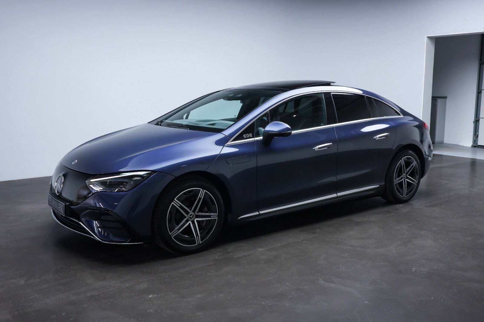 Blå Mercedes EQE350+ fra 2025