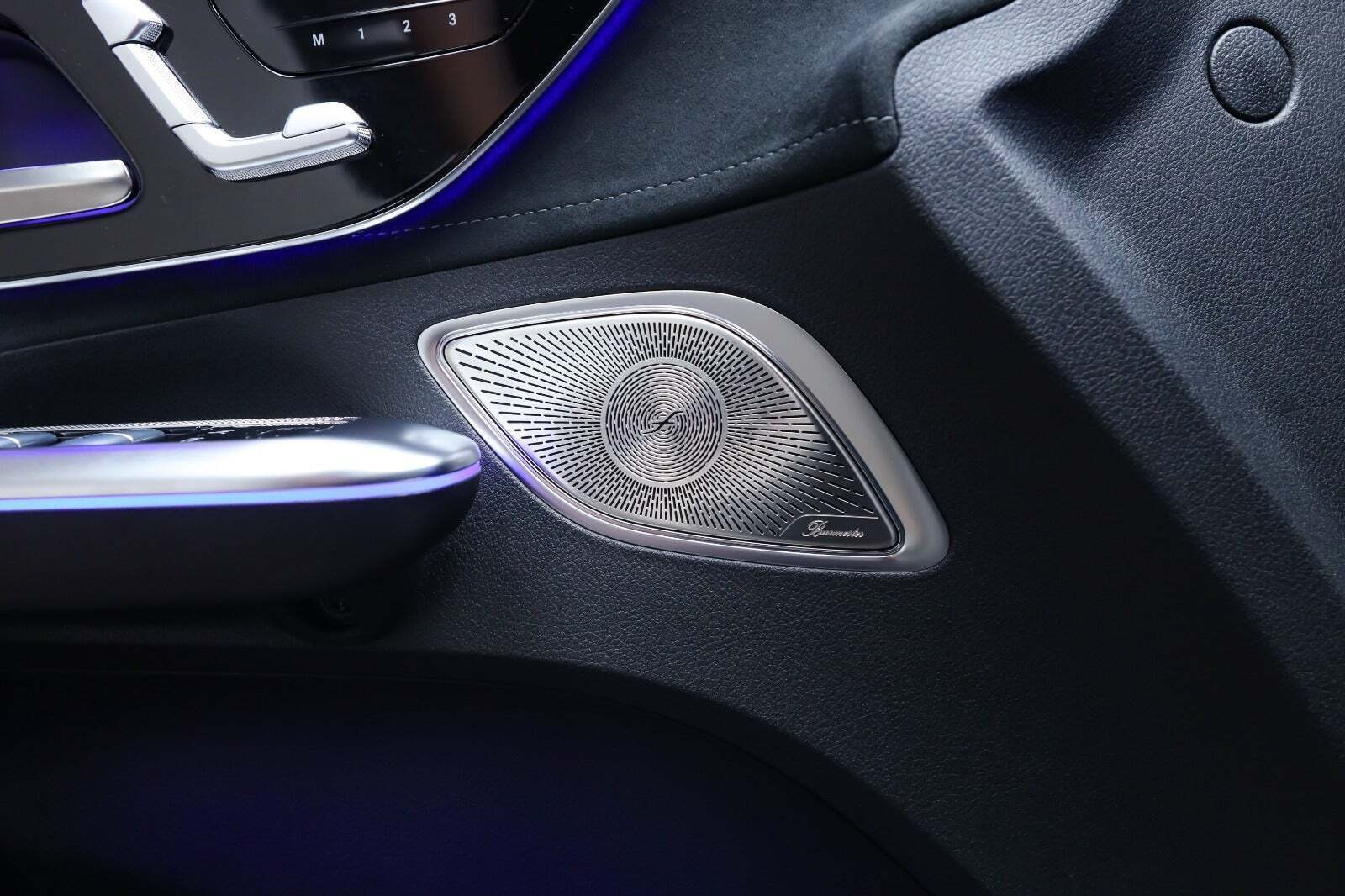 Blå Mercedes EQE350+ fra 2025