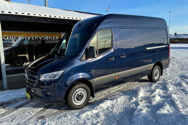 Blå Mercedes Sprinter 319 fra 2019 set udefra