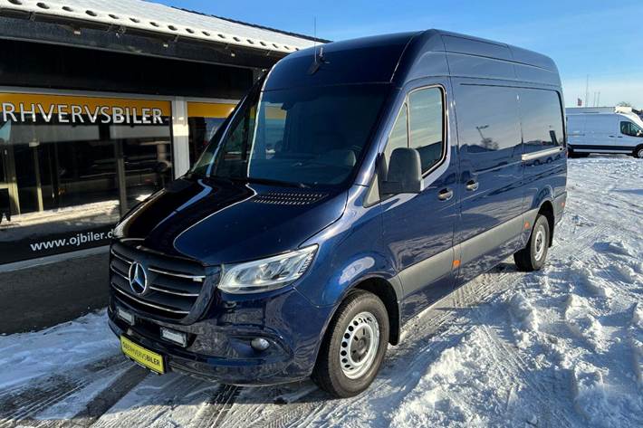 Blå Mercedes Sprinter 319 fra 2019