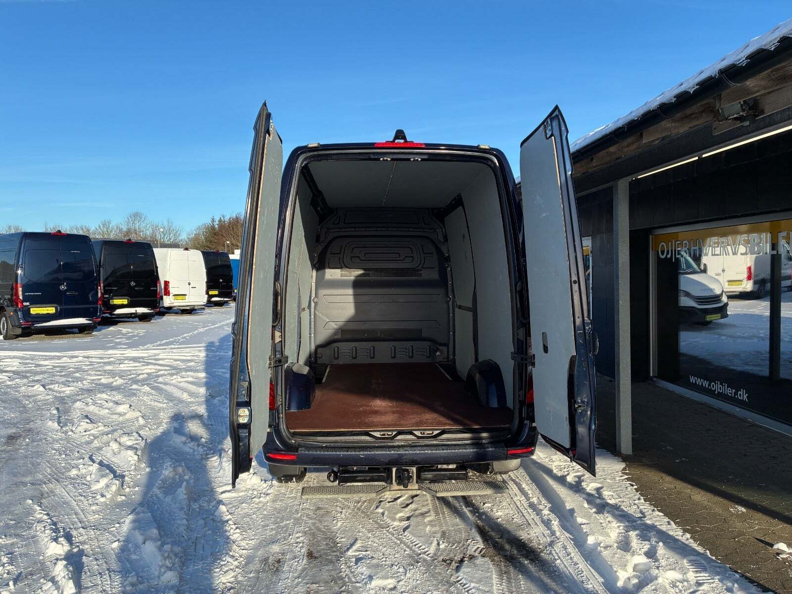 Blå Mercedes Sprinter 319 fra 2019