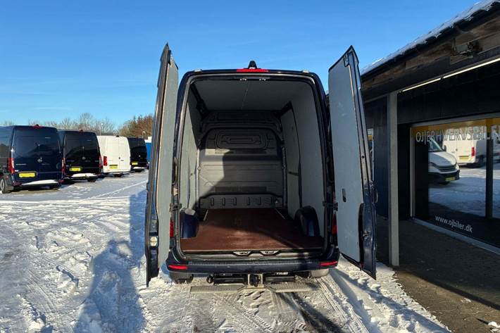 Blå Mercedes Sprinter 319 fra 2019