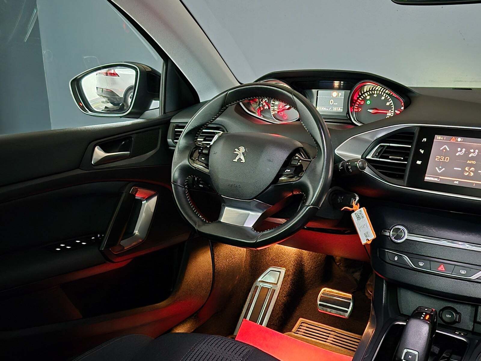 Sort Peugeot 308 fra 2019