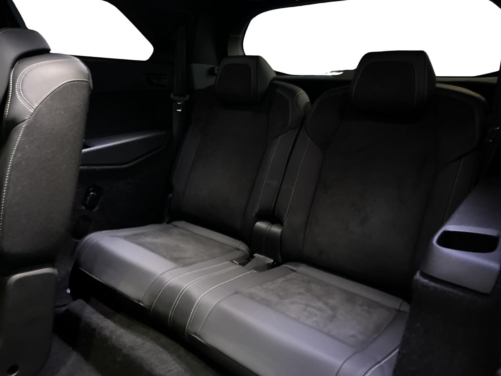 Blå Peugeot e-5008 fra 2025