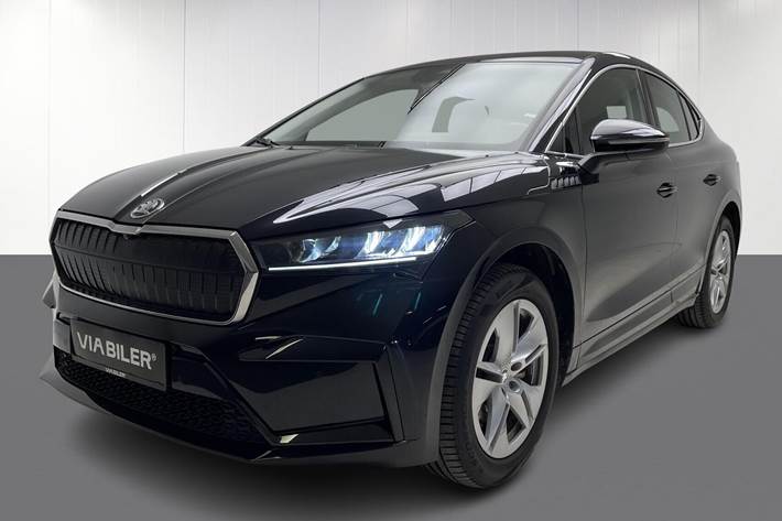 Sort Skoda Enyaq fra 2023 set udefra