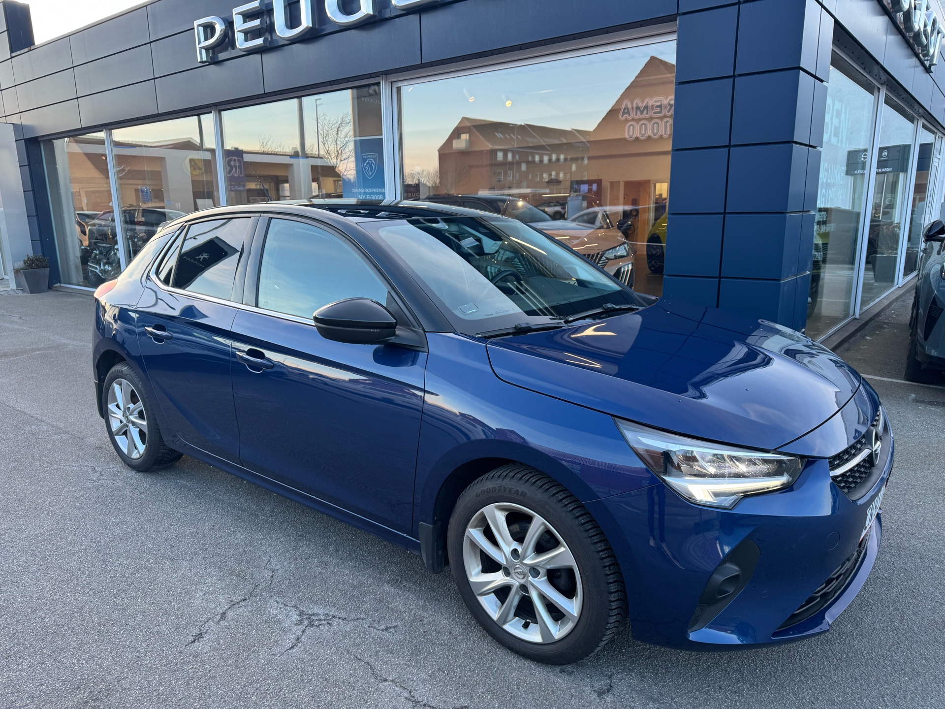 Blå Opel Corsa fra 2022 set udefra