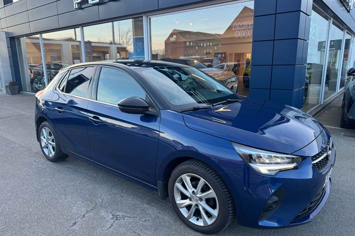 Blå Opel Corsa fra 2022 set udefra