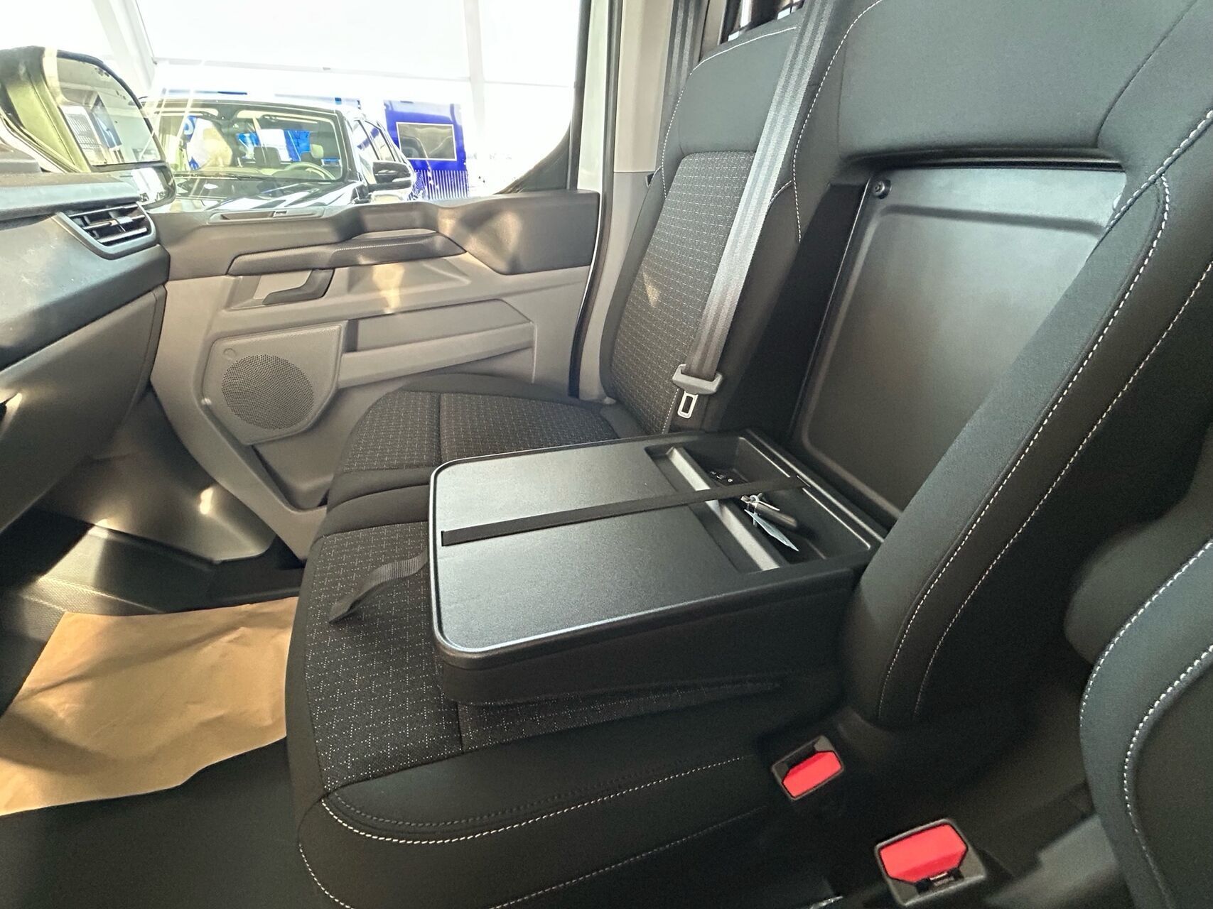 Hvid Ford Transit Custom fra 2025