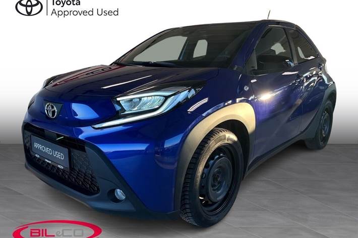 Blå Toyota Aygo X fra 2024 set udefra
