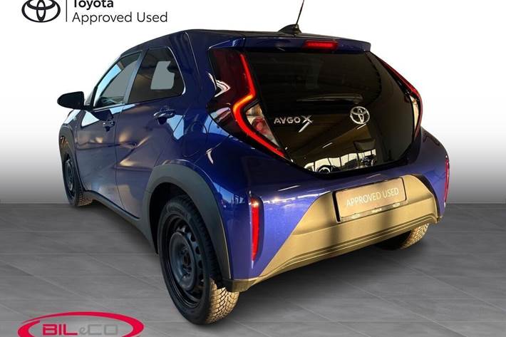 Blå Toyota Aygo X fra 2024