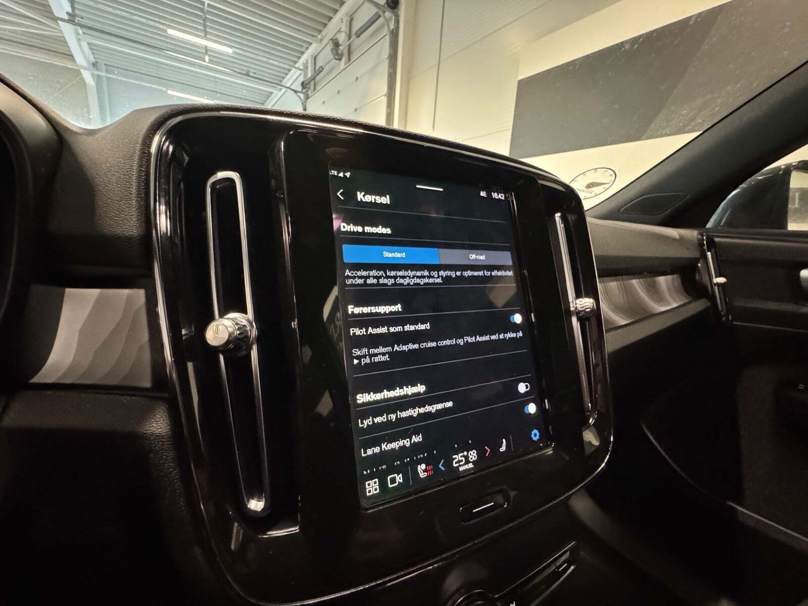 Grå Volvo XC40 fra 2024