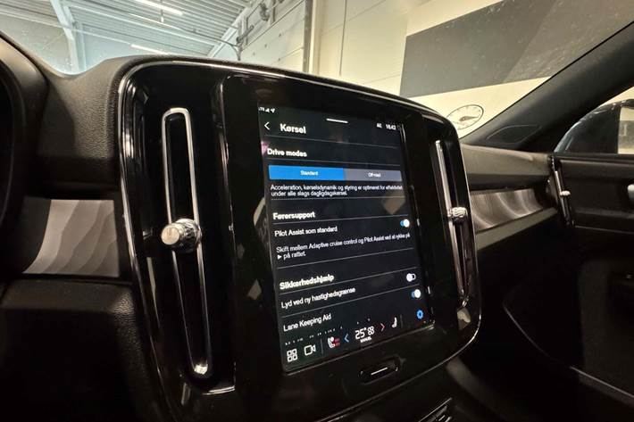 Grå Volvo XC40 fra 2024