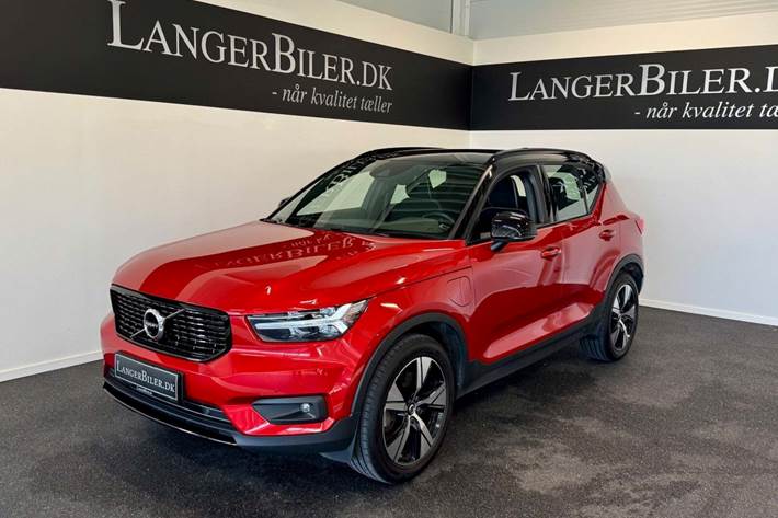 Rød Volvo XC40 fra 2022 set udefra