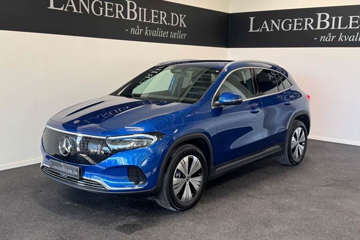 Blå Mercedes EQA250+ fra 2024 set udefra