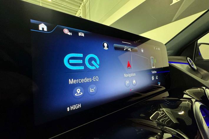 Blå Mercedes EQA250+ fra 2024