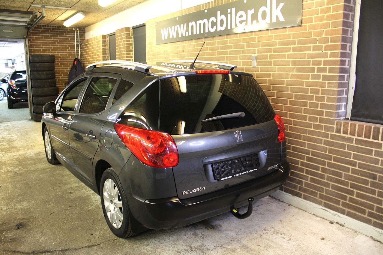 Grå Peugeot 207 fra 2012
